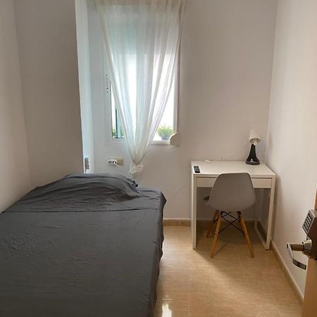 Single Room In My Apartment At The Beach Valencie Exteriér fotografie